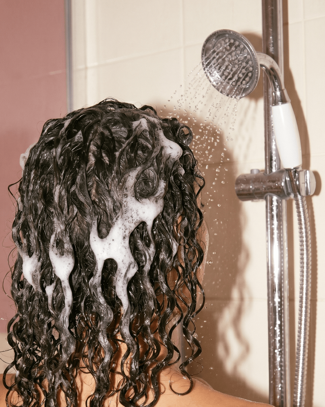 Cheveux bouclés brossés après la douche avec Birushi