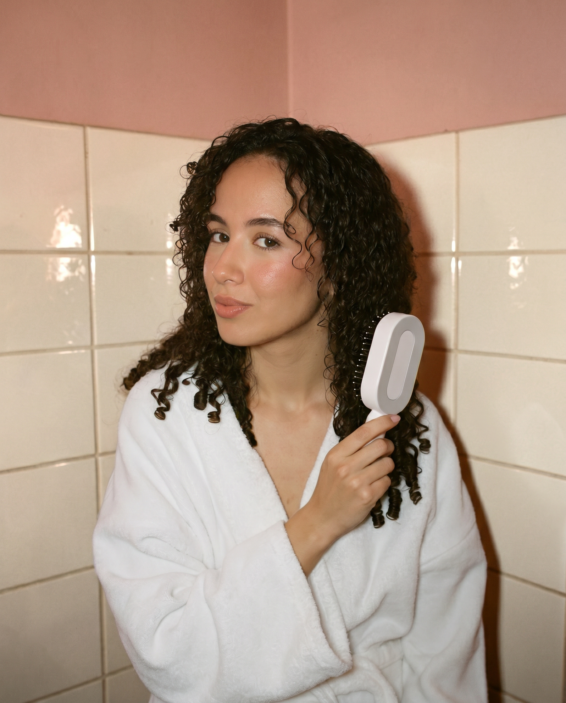 Femme aux cheveux bouclés avec la brosse Birushi