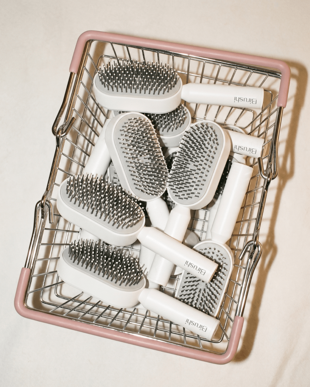 Brosse à cheveux hygiénique Birushi, ambiance salle de bain