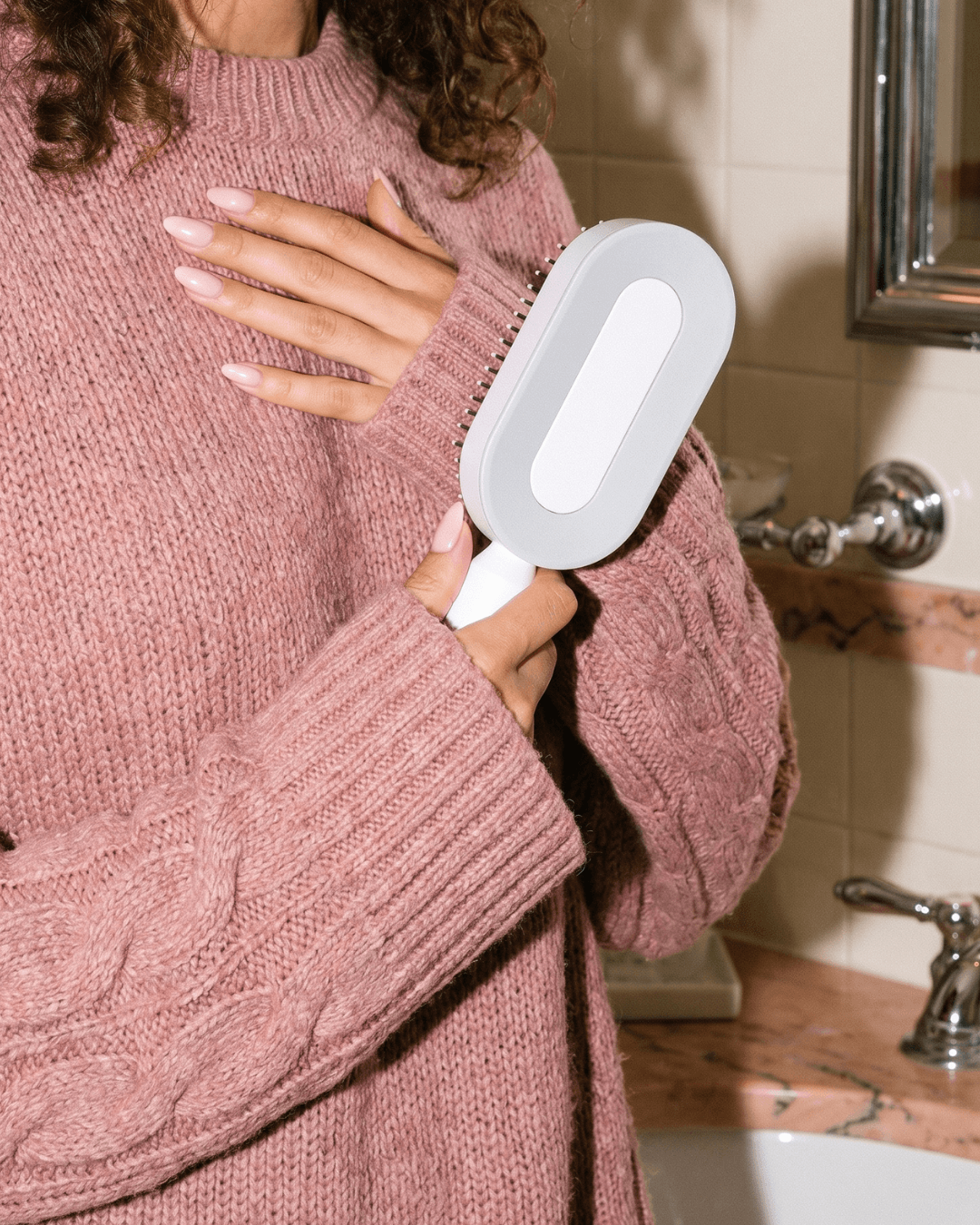 Femme aux cheveux bouclés tenant la brosse Birushi